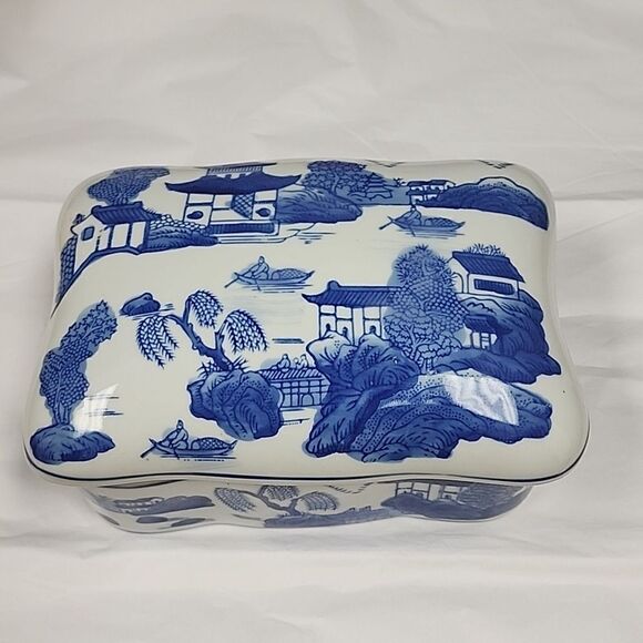 Chinoiserie Vintage Lidded Box with Traditional Chinese Water Landscape - Picture 1 of 10